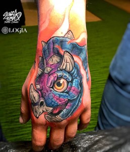 Tatuaje en la mano a color triceratops Bortolani
